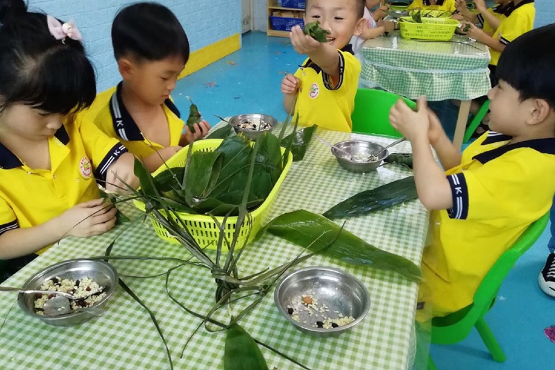 蘇仙區(qū)第九幼兒園師生風(fēng)采-幼兒包粽子