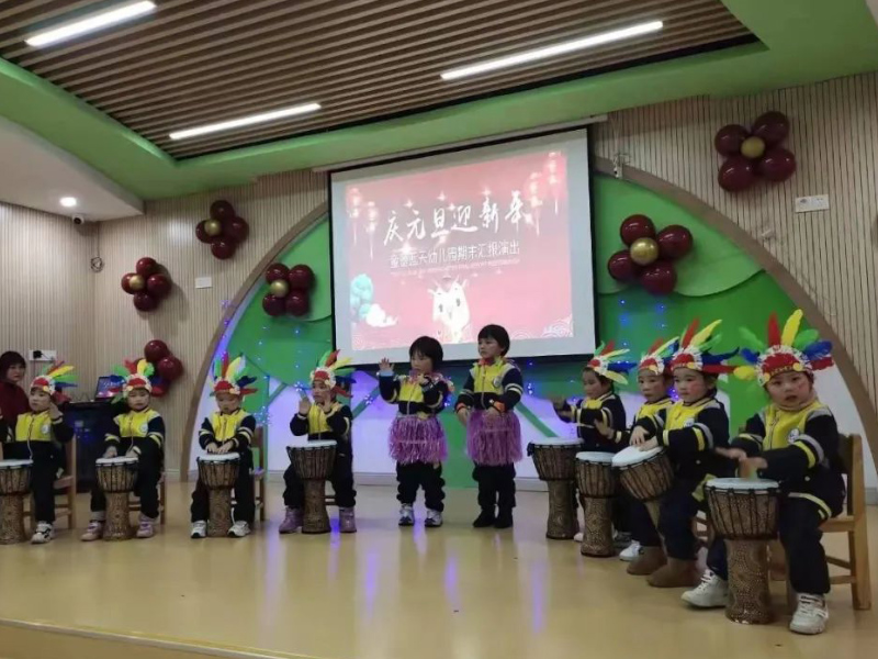 童蕾藍(lán)天幼兒園非洲鼓演奏